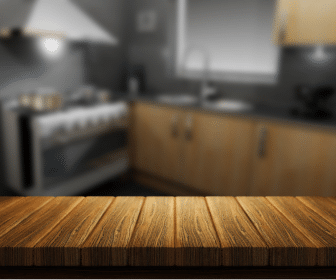 een goedkope keuken van hout of een houten design